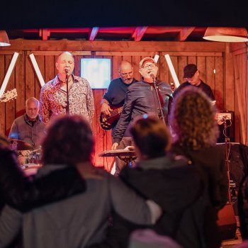 WIRTSCHAFT IM HOF · Think Global – Drink Local