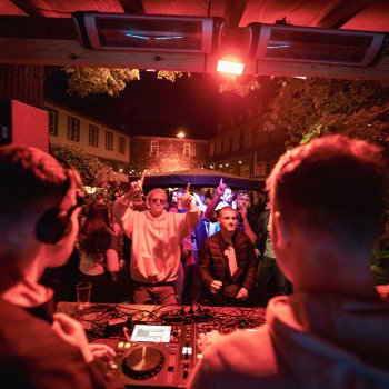 WIRTSCHAFT IM HOF · Think Global – Drink Local