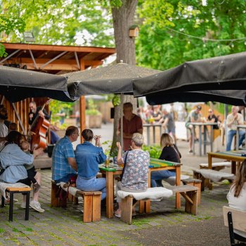 WIRTSCHAFT IM HOF · Think Global – Drink Local